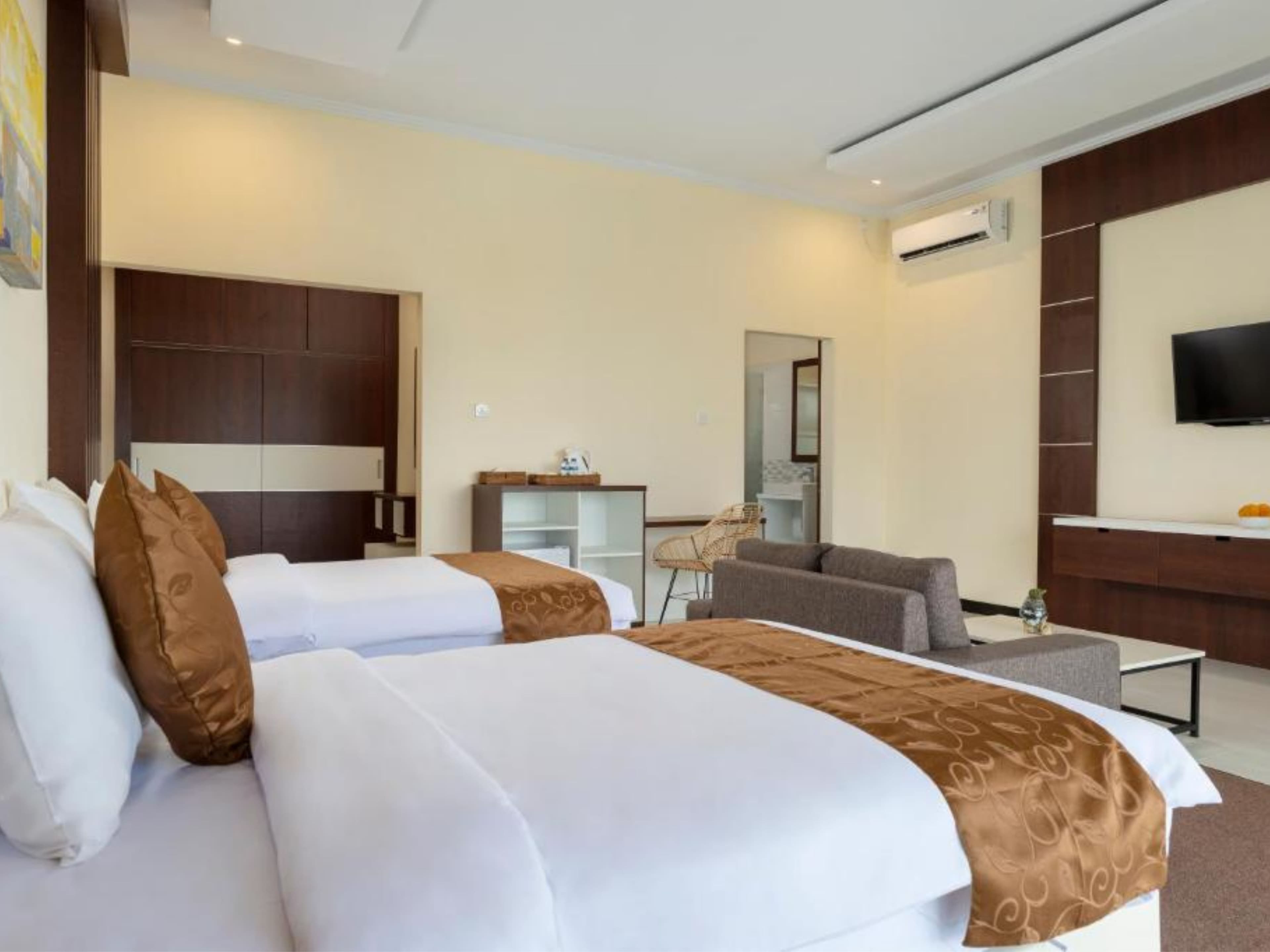 Deluxe Twin Room — bedroom wide view with TV