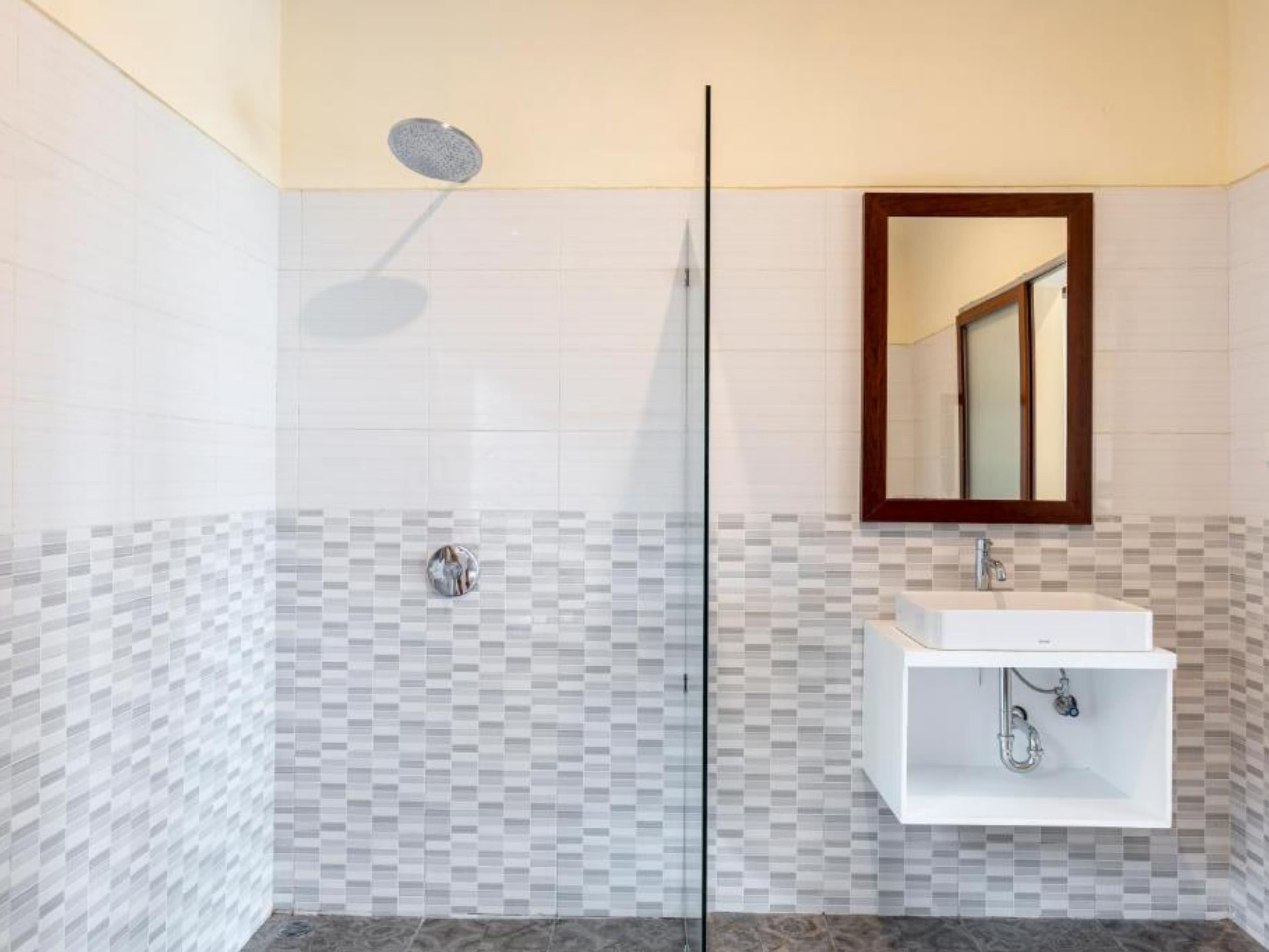 Deluxe Twin Room — bathroom with rain shower