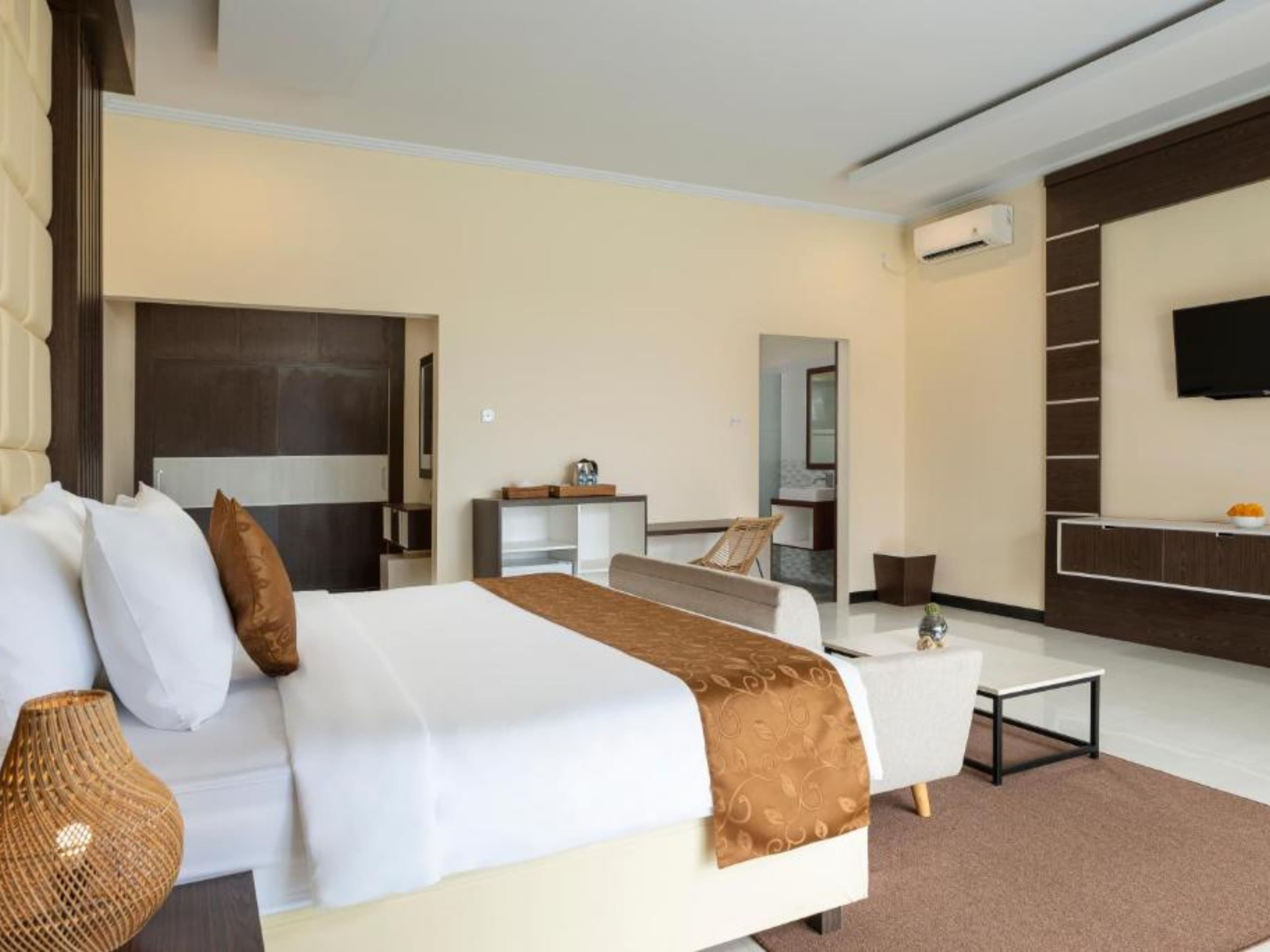 Double Room with Sea View — bedroom with TV and seating