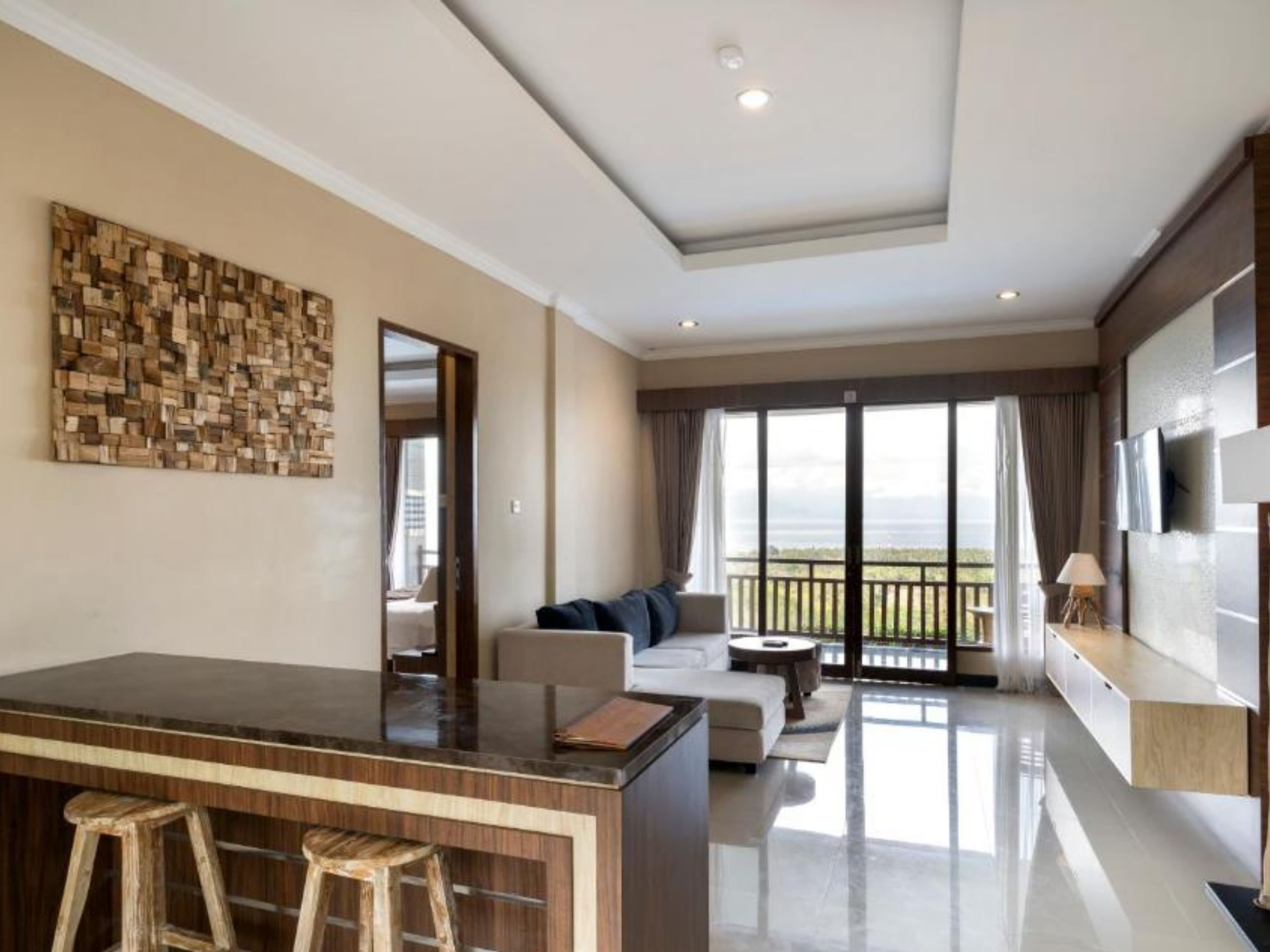 Suite Ocean View with Twin Beds — living area