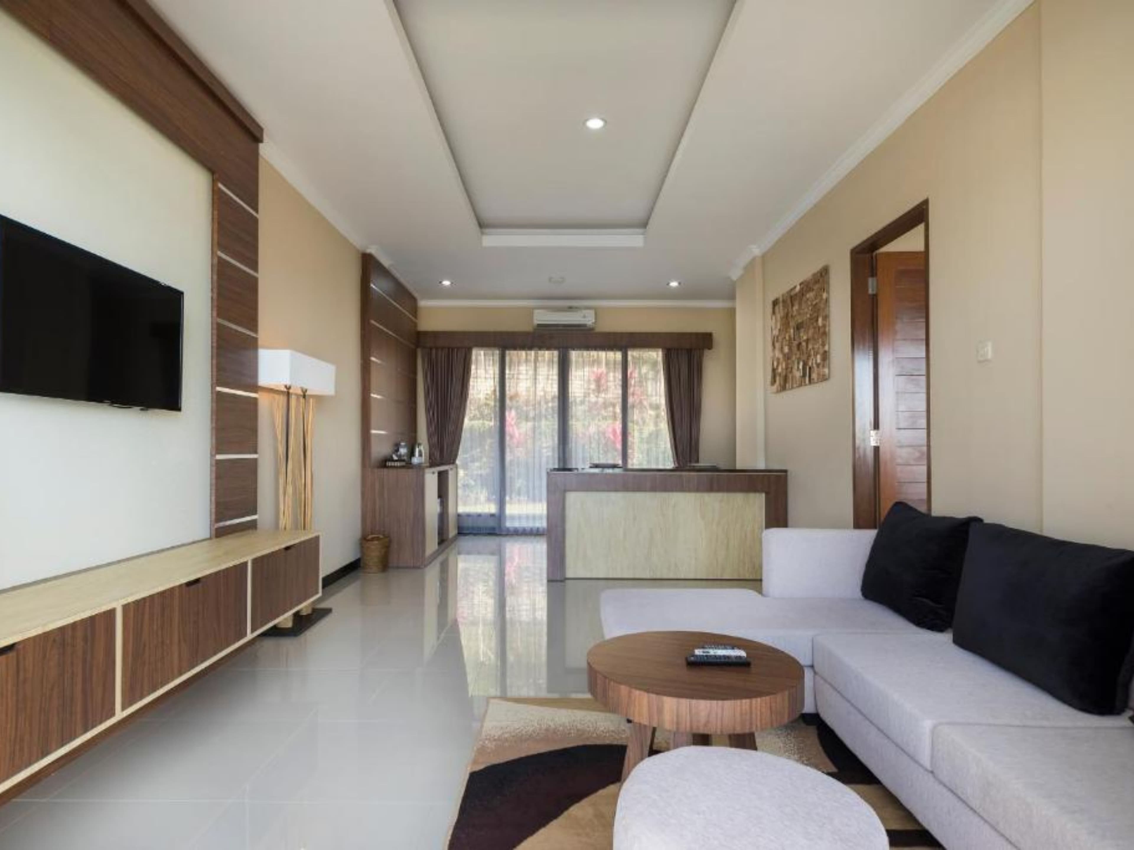 Suite Ocean View with Twin Beds — sofa and TV