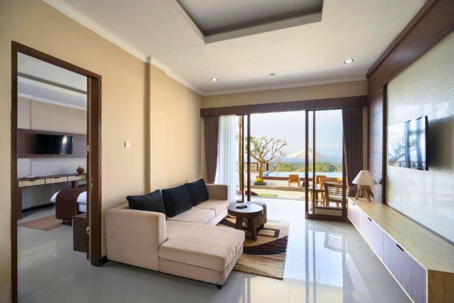 Suite Pool Access with King Bed — living area