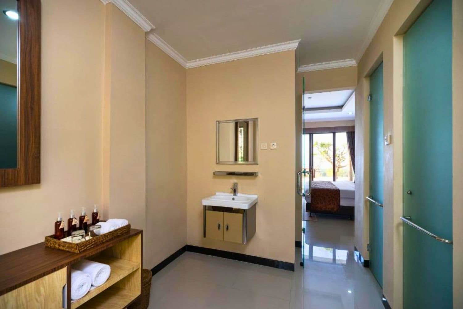 Suite Pool Access with King Bed — bathroom
