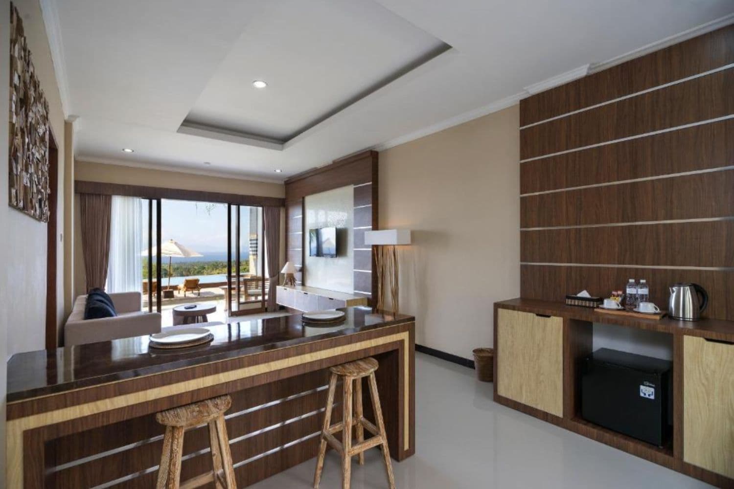 Suite Pool Access with King Bed — bar and lounge
