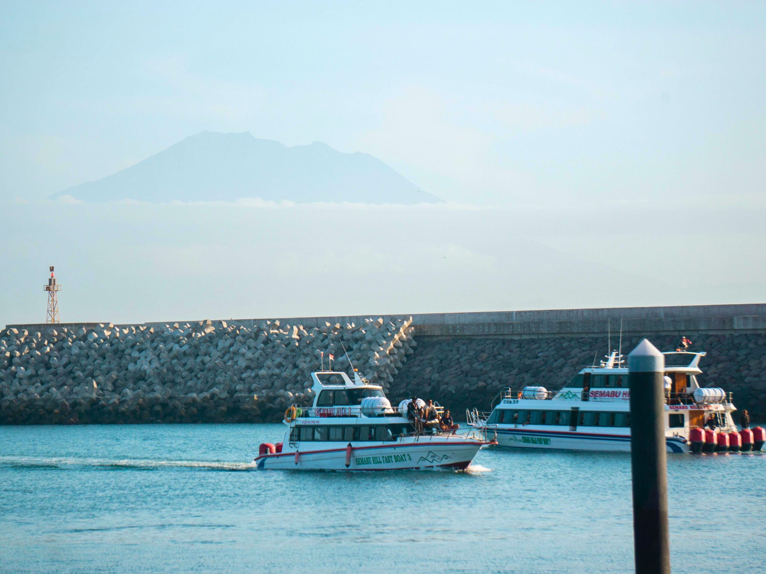 Semabu fast boat arriving at harbor